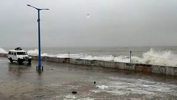 'अम्फान' से ओडिशा-बंगाल में मची तबाही 'अम्फान' से ओडिशा-बंगाल में मची तबाही