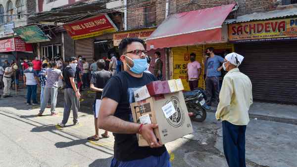 दुकानों पर नजर आई भारी भीड़