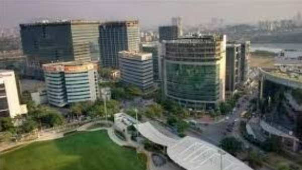 ऑफिस में लोगों को मुहैया कराए जा रहे हैं मास्क