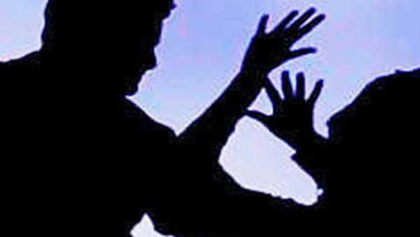 बच्चों के सामने चाकू से काट दिया गला