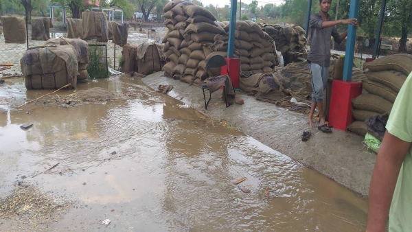 पानी में डूब गईं अनाज की बोरियां