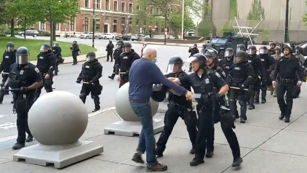  निहत्थे व्यक्ति का पुलिस ने सिर फाड़ दिया