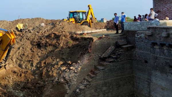 shajapur well collapsed and 4 labours died