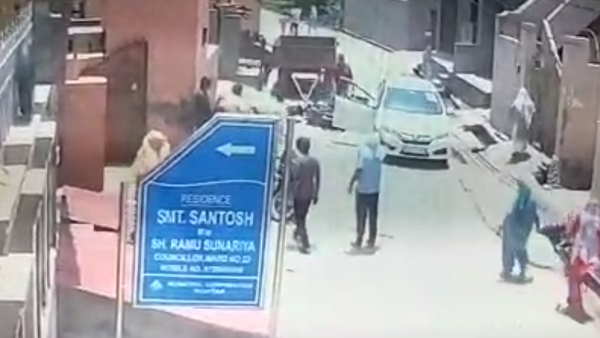 घर के सामने खड़े युवक को मार दी गोली