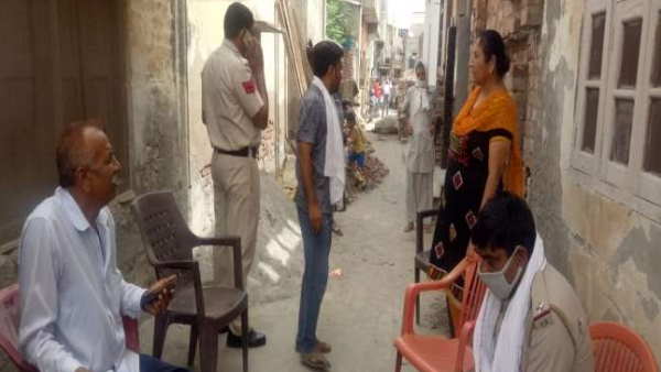 लोगों ने टोका तो और जोर-जोर से पीटने लगा