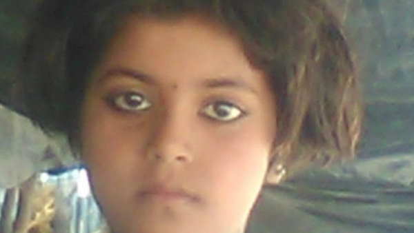 खाना खाकर घर के बाहर सोई थी बच्ची