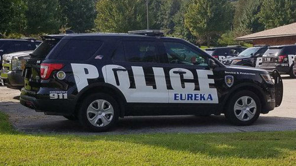 कार से निकलकर भागी महिला 