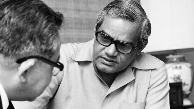 चीन से लड़ाई के बाद नेहरू को विपक्ष और कांग्रेसियों ने कैसे घेरा