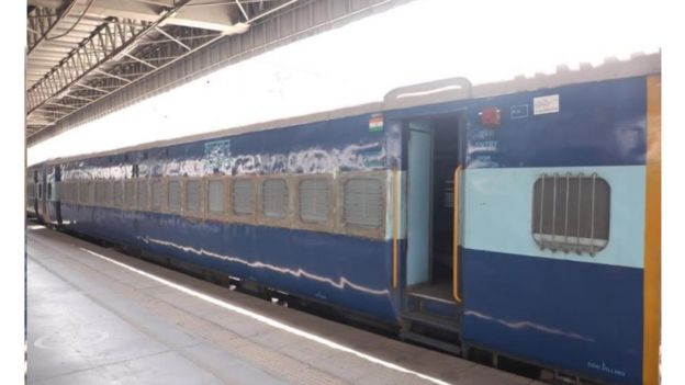 दिल्ली में मरीज़ों के इंतज़ार में क्यों खड़े हैं रेलवे कोच