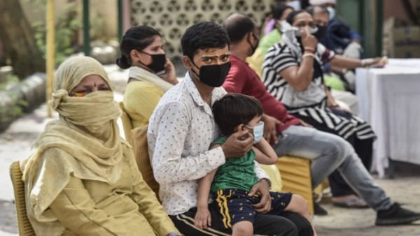 पड़ोसियों-समाज का व्यवहार भी दुख पहुंचाने वाला