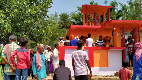 पूजा के दौरान किसी ने नहीं फॉलो किया सोशल डिस्टेंसिंग