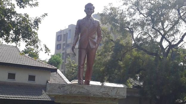 सोलापुर में डॉं कोटणीस के संग्रहालय के सामने डॉ. द्वारकानाथ कोटणीस की प्रतिमा