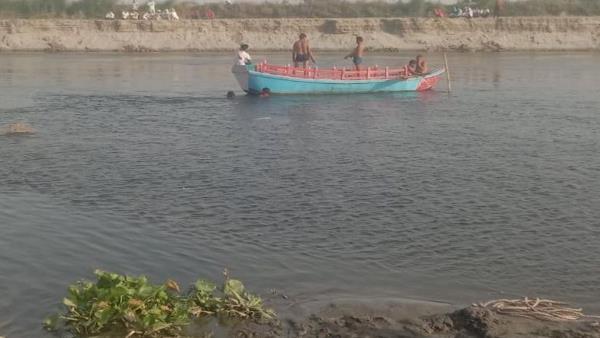 delhi 5 boys drown in Yamuna river 4 rescue delhi 5 boys drown in Yamuna river 4 rescue