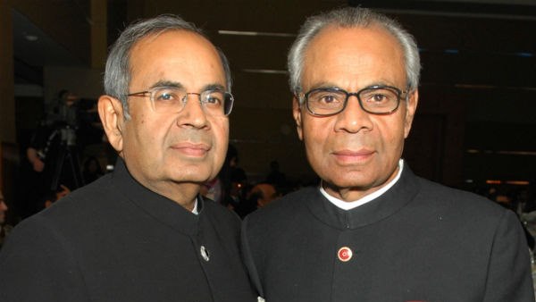 पिता मुंबई से इरान और फिर पहुंचे इंग्लैंड