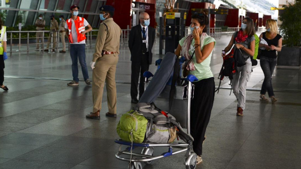 टर्मिनल 3 के बोर्डिंग एरिया में बैठी थी महिला