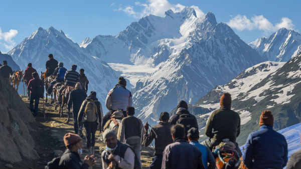 बेस कैम्प को सैनिटाइज करने के निर्देश दिए गए 