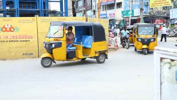 ऑटो-कैब ड्राइवरों को 10-10 हजार रुपये