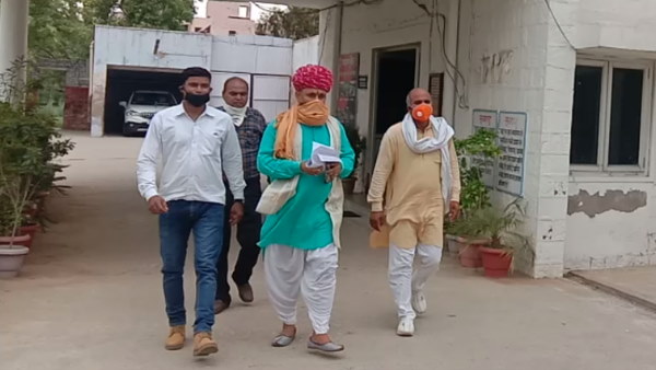  यह लिखा हुआ था नेताओं की फोटो के साथ