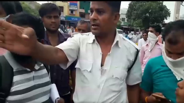  युवक ने फाड़ी पुलिसकर्मी की वर्दी