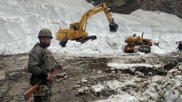 कई मुश्‍किलों के बाद लैंड हुए हेलीकॉप्‍टर 