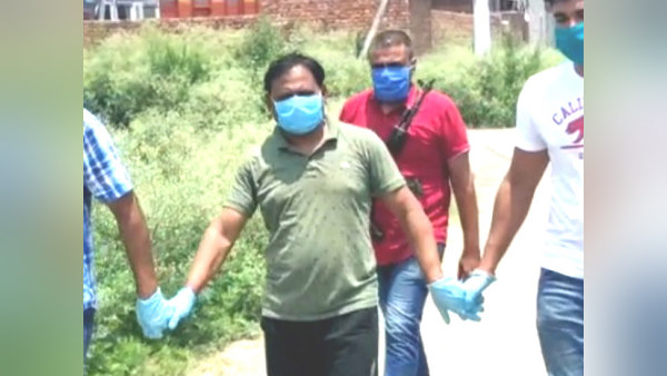 कभी डेरे पर कैंडल बेचता था यह बाबा