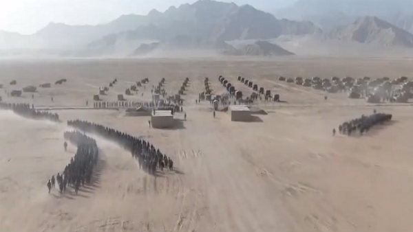 चीनी एयरफोर्स के पैराट्रूपर्स LAC पर 