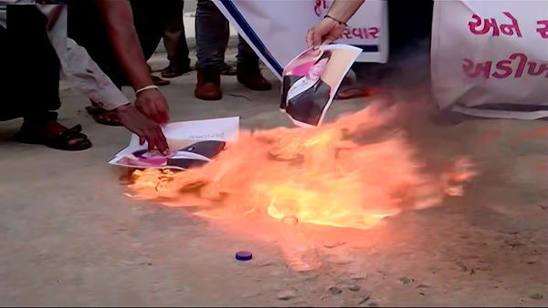 चीन के खिलाफ नारेबाजी, फूंका जा रहा सामान