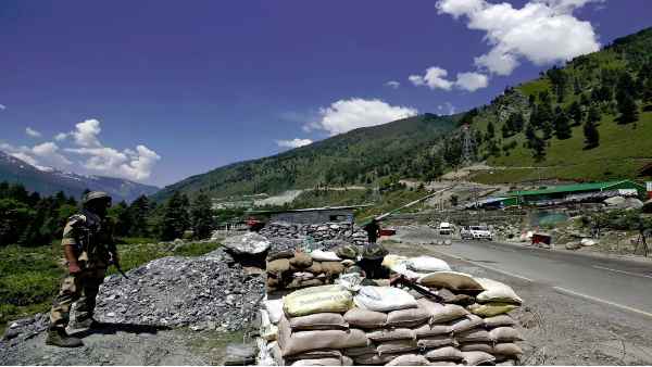  फिल्ड कमांडर दे सकेंगे हथियारों के इस्तेमाल की इजाजत