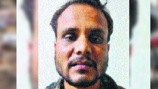 कपड़े-जूते भी महंगे पहनता है