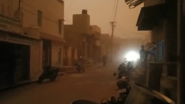 तूफान देखकर लोग हैरान