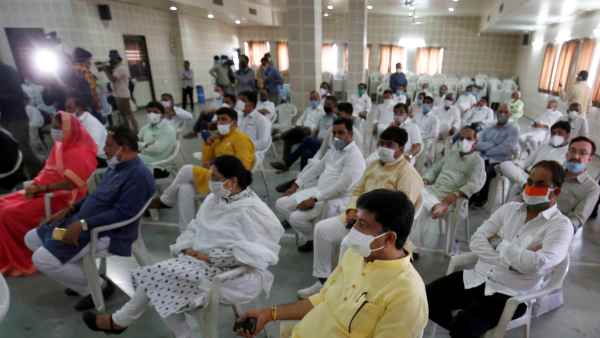 कांग्रेस के 8 विधायकों ने छोड़ा साथ