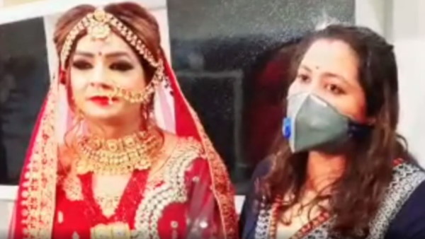  आते ही करवाया दुल्हन का मेकअप