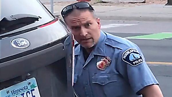 फ्लॉयड पर हमलावर पुलिस के खिलाफ जमा है शिकायतों का पुलिंदा 