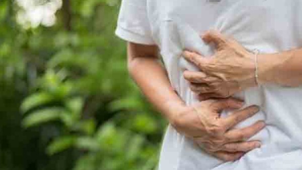 निकालने की कोशिश में बड़ी आंत तक पहुंच गई बोतल