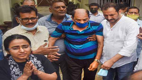 जवाब बेटे की मौत की खबर सुनकर बेसुध हैं पिता 