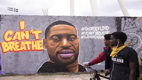 एक और वीडियो ने दिखाया कि फ़्लॉयड ने गिरफ्तारी का विरोध नहीं किया