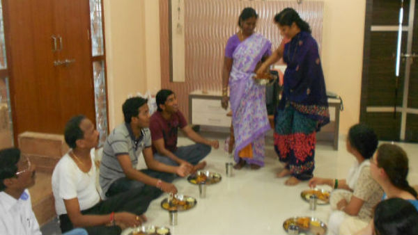 किसी आसन पर बैठकर ही भोजन करें