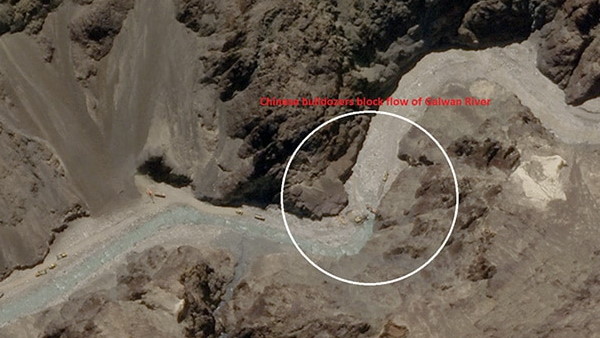 झड़प वाली जगह से एक किमी दूर कर रहा है निर्माण कार्य