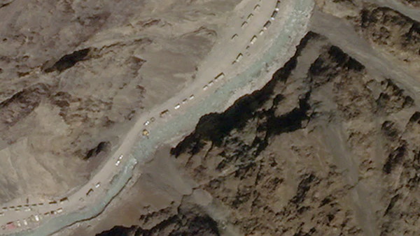 नदी पर तैनात किए भारी बुलडोजर