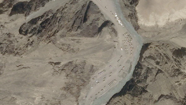 5 किलोमीटर से अधिक के दायरे में चीन के वाहनों का जमावड़ा