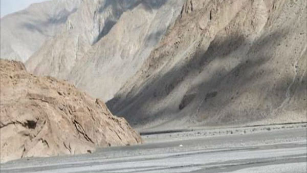 रक्षा मंत्री ने लिया हालात का जायजा 