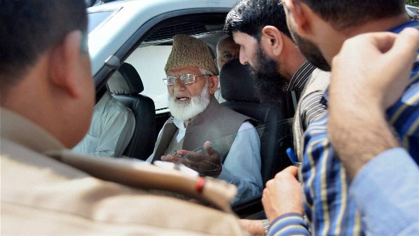 गिलानी ने पार्टी में कमजोर होती पकड़ को देखते हुए इस्तीफा दिया