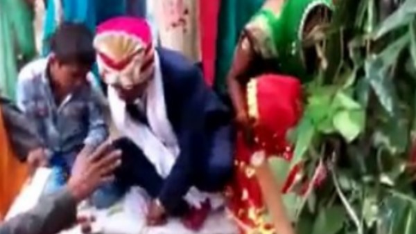 लकड़ी के पुतले से रचाई शादी, भोज भी कराया गया