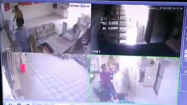 'बैंक में महिलाकर्मी वीडियो बना रही थी' 'बैंक में महिलाकर्मी वीडियो बना रही थी'