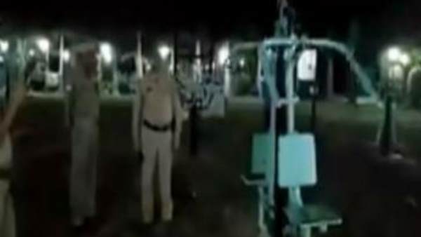 मशीनें ग्रीसिंग के कारण हिल रही थीं मशीनें ग्रीसिंग के कारण हिल रही थीं