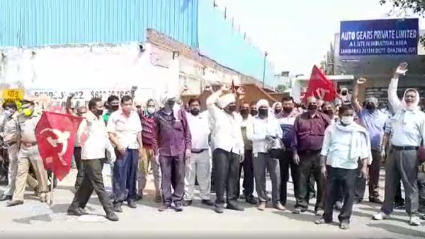 तीन महीने से फैक्ट्री खुलने का इंतजार कर रहे थे मजदूर