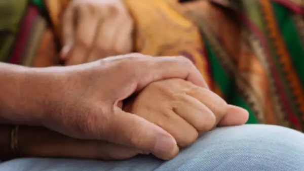 पति को प्रेमिका संग देखकर सन्न रह गई पत्नी