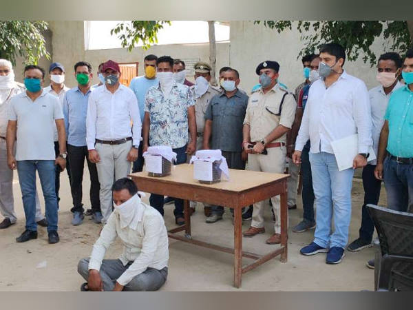 लाखों रुपये की अफीम के साथ कार बरामद की गई
