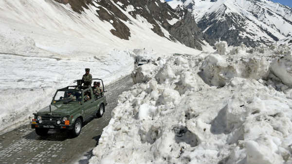 दोनों तरफ भारी हथियार तैनात 