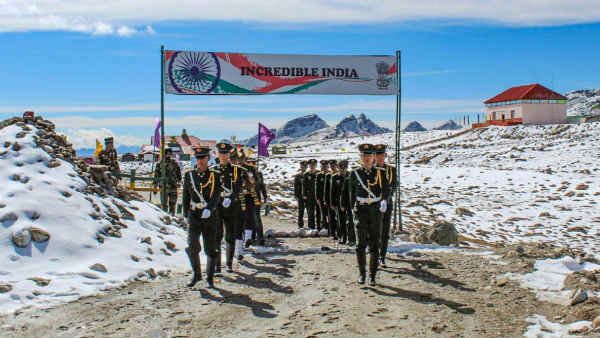 दोनों तरफ से करीब 500 सैनिक मौजूद 